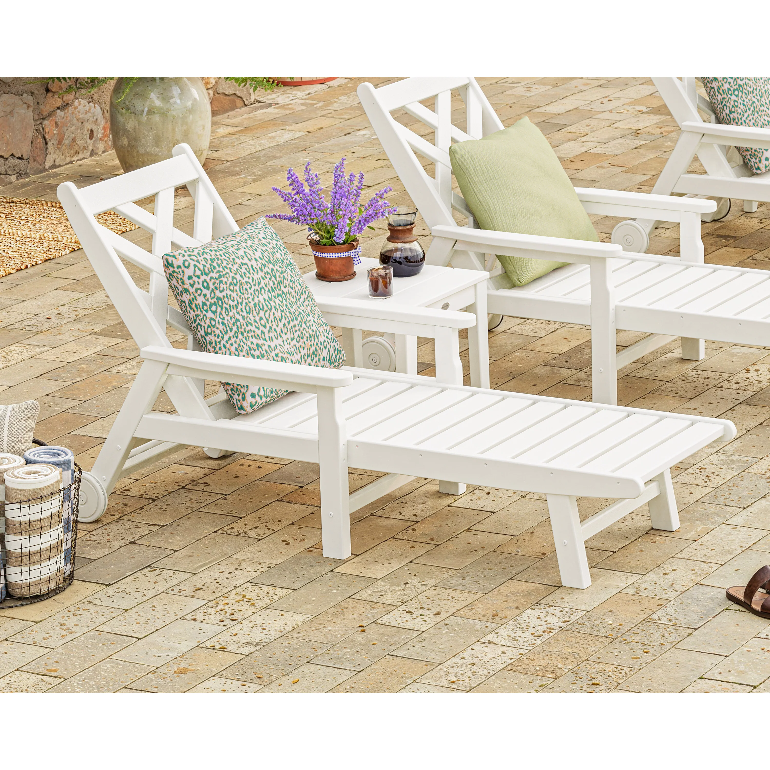 Wovendale Chaise with Arms and Wheels - Image 8